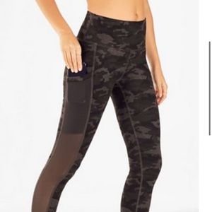 Mila Camo 7/8 high waisted pocket mesh small